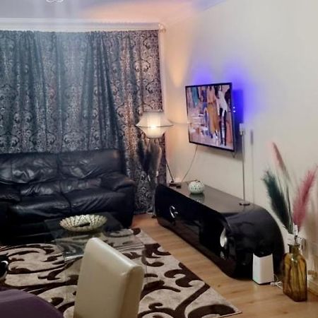 2 Bedroom Apartment - Greater London Dagenham Exteriér fotografie