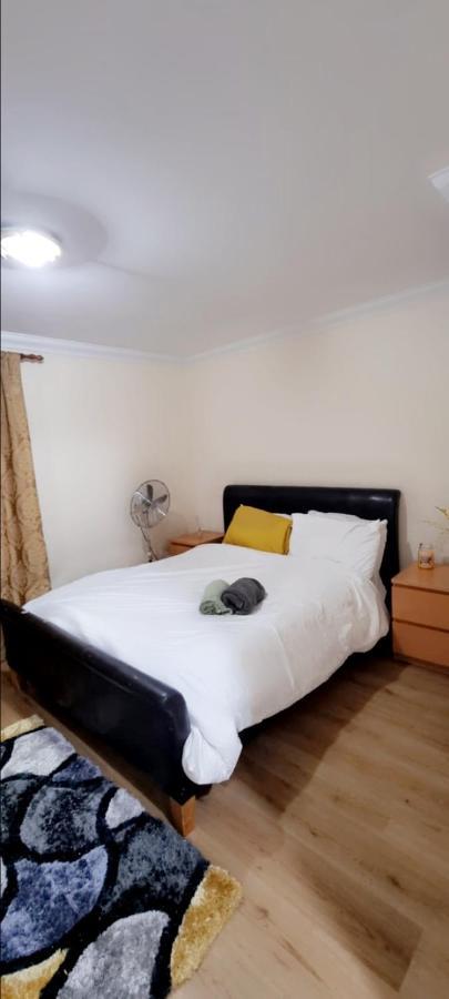 2 Bedroom Apartment - Greater London Dagenham Exteriér fotografie