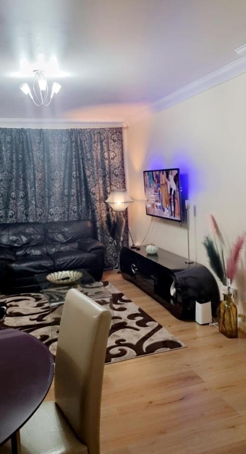 2 Bedroom Apartment - Greater London Dagenham Exteriér fotografie