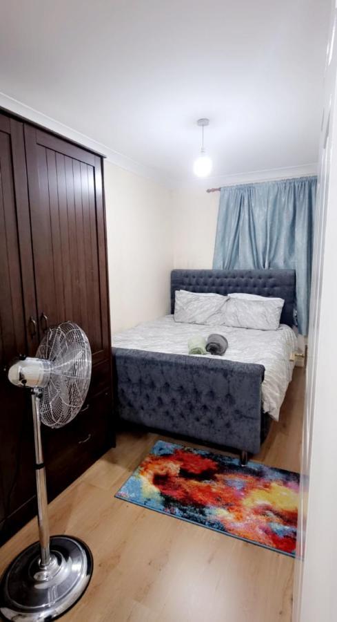 2 Bedroom Apartment - Greater London Dagenham Exteriér fotografie